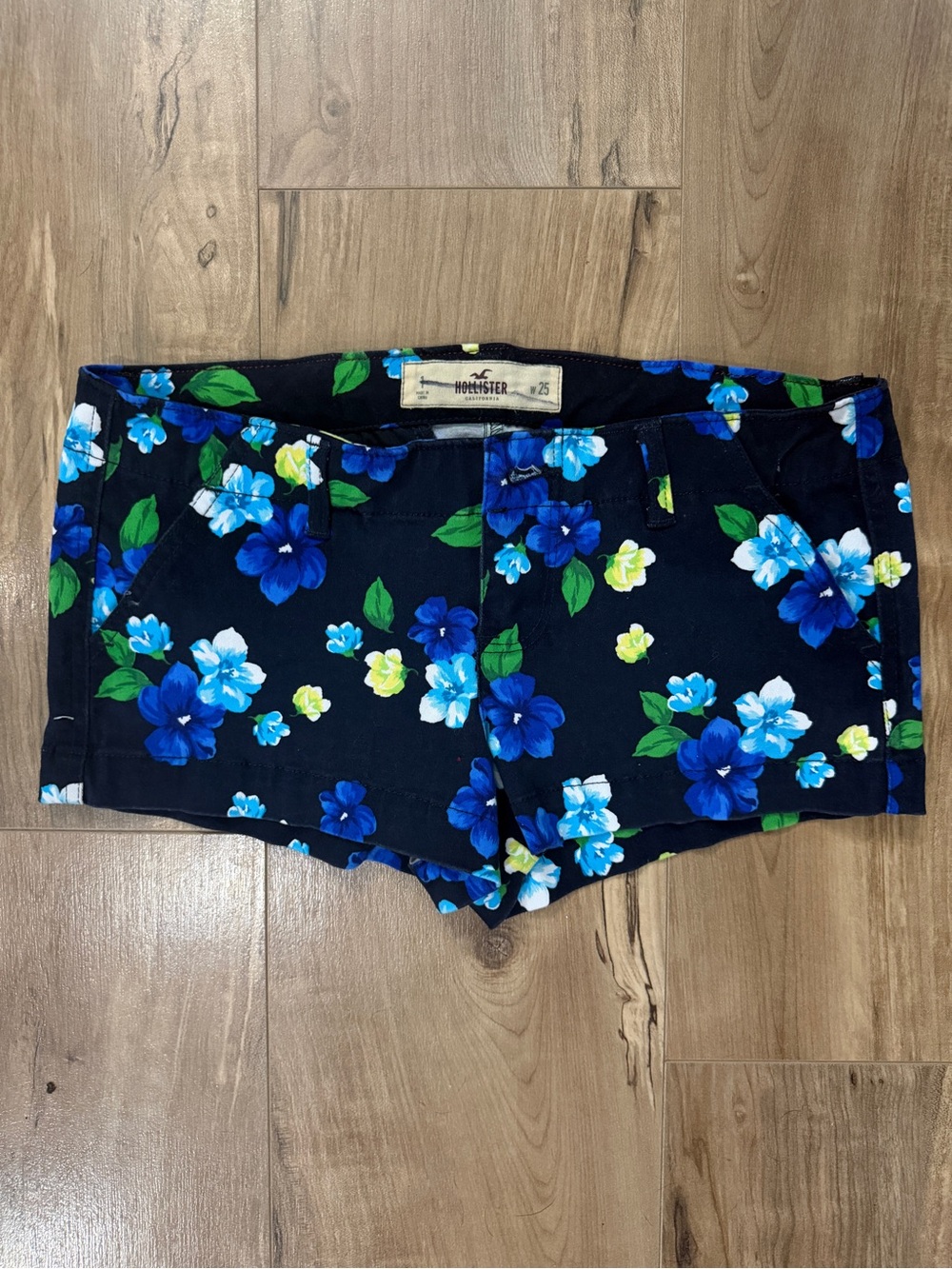 Vintage Y2K Hollister Navy Floral Low Rise Micro Mini Shorts - size 1/w25